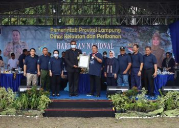 Gubernur Lampung Terima Penghargaan Museum Rekor-Dunia Indonesia (MURI) Sebagai Pemrakarsa Sajian Rajungan Terbanyak